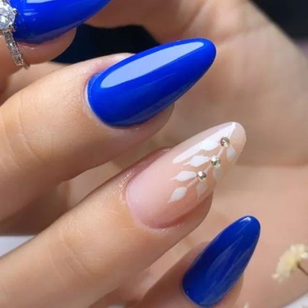 unha em gel azul royal com glitter