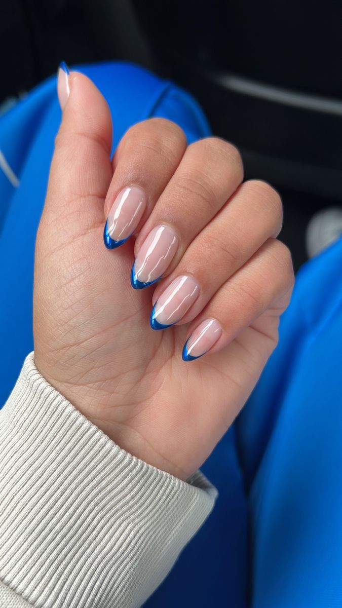 unha em gel azul bebê com francesinha