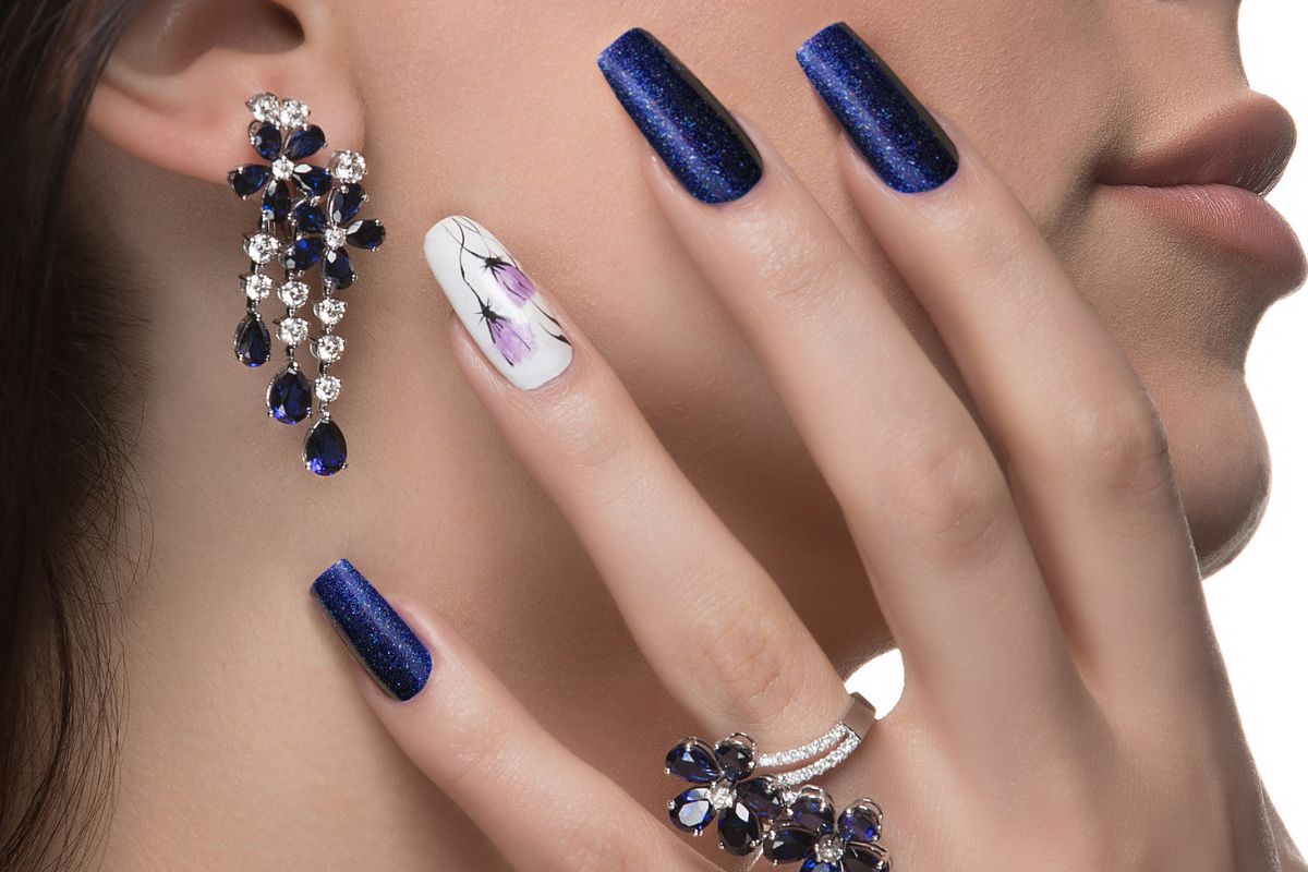 unha em gel azul com branco