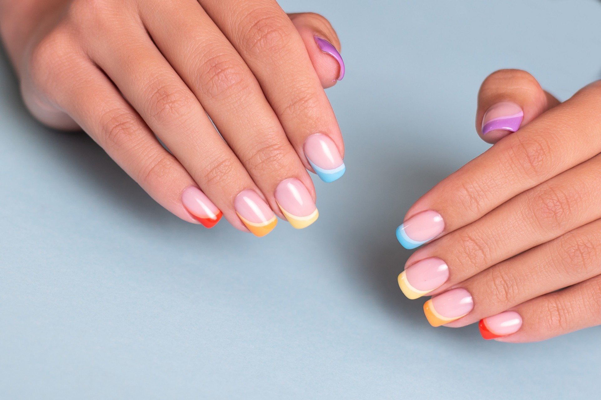 Inspirações de Francesinha Colorida para Unhas Curtas e Eventos Especiais