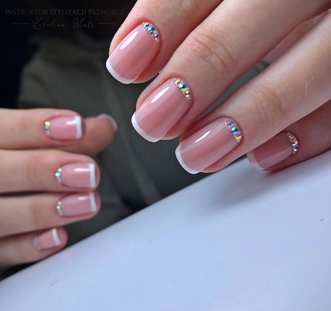 Inspirações de Francesinha Colorida para Unhas Curtas e Eventos Especiais