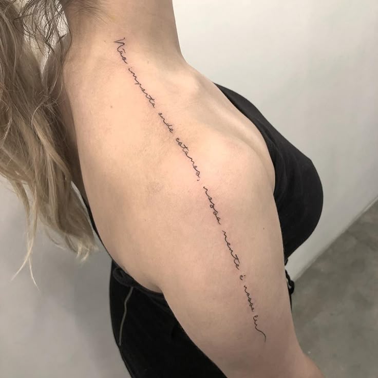 frase de tatuagem no ombro