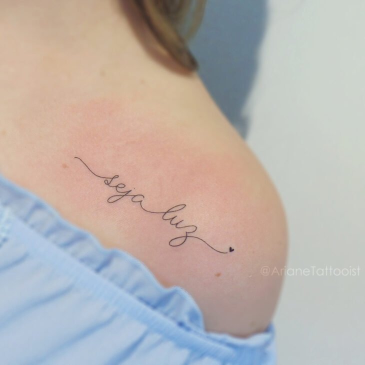 Significado das tatuagens de frases no ombro