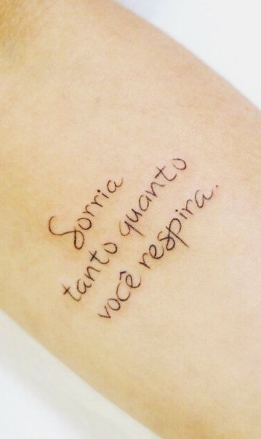 O Poder das Palavras: Escolhendo a Frase Perfeita para sua Tatuagem