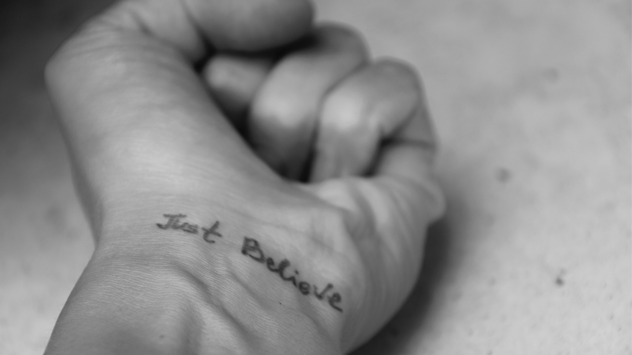 Tatuagens Minimalistas: Frases Curtas que Dizem Muito