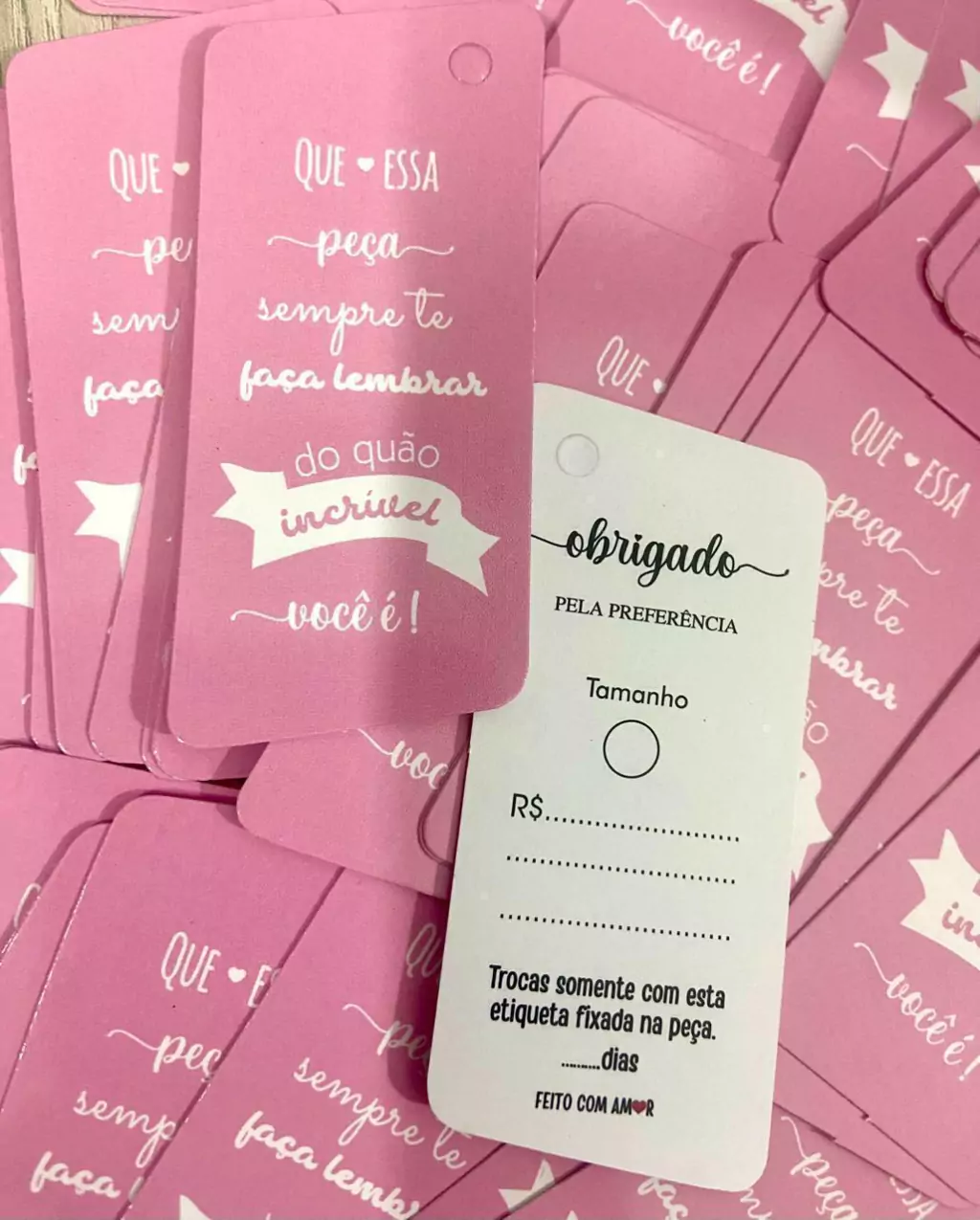 Os Melhores Materiais para Tags de Roupa: Papel Kraft vs. Supremo
