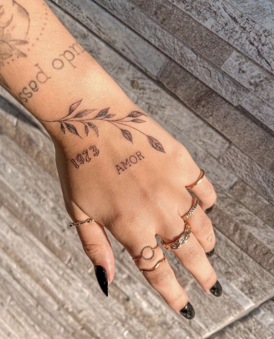 Onde Fazer sua Tatuagem de Frase: Dicas de Locais e Estilos