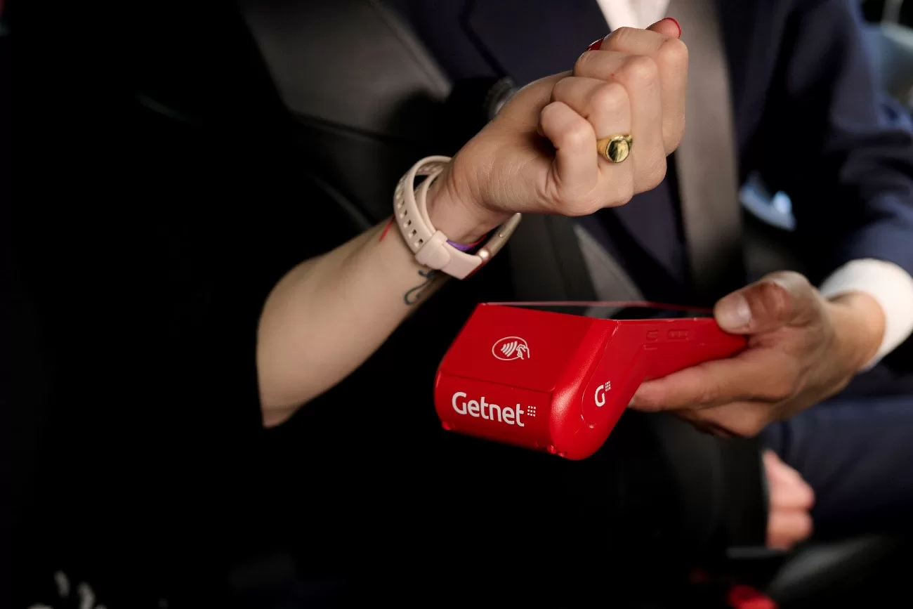 1. O Impacto da Biometria e Reconhecimento Facial nos Pagamentos do Futuro
2. Just Walk Out: Como a Tecnologia 'Pegar e Levar' Está Transformando Lojas Físicas
3. Agentes Autônomos e IA: A Nova Fronteira da Negociação e Pagamento no Varejo
4. Pix por Aproximação e Parcelado: A Evolução do Meio de Pagamento Brasileiro
5. Embedded Finance: O Varejista como Provedor de Crédito Invisível