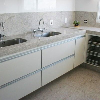 gabinete de cozinha com pia de granito preto são gabriel