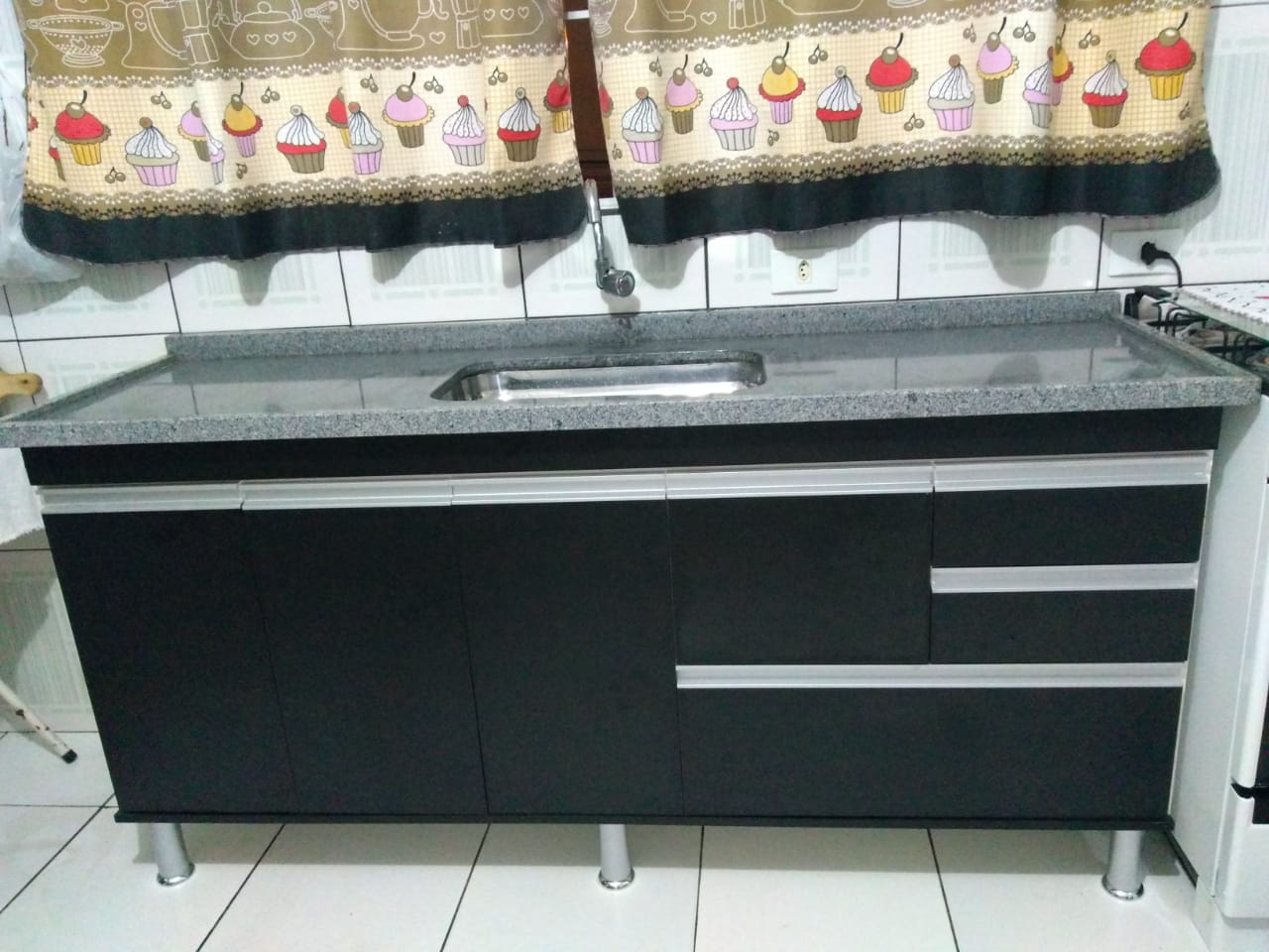 gabinete de cozinha com pia de granito preto são gabriel