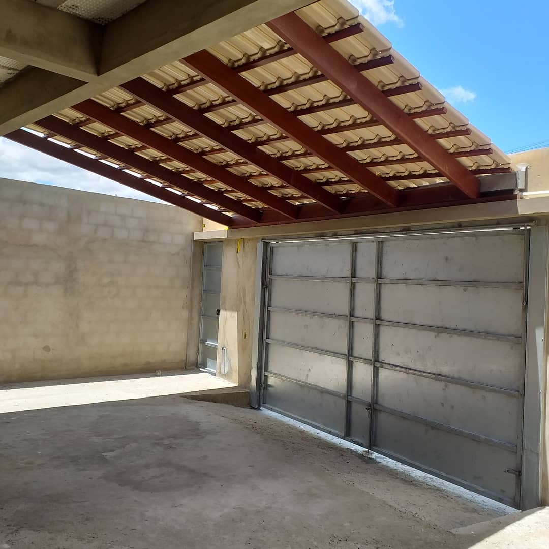 pergolado de madeira para garagem com telha