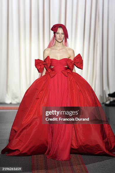 Análise das Coleções Recentes de Giambattista Valli: Primavera/Verão e Resort