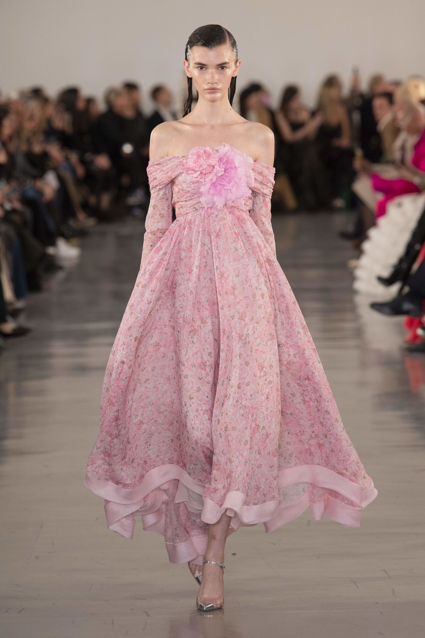Giambattista Valli: Da Alta Costura às Peças Prontas para Vestir