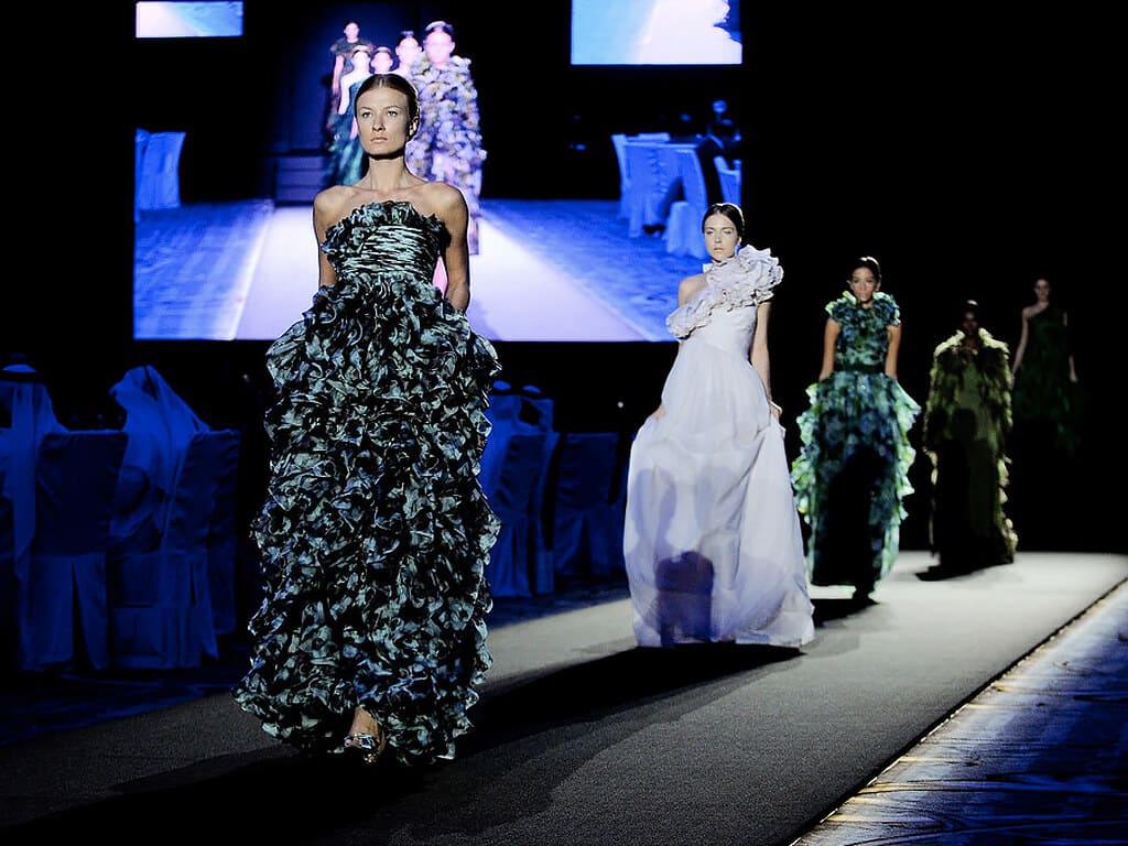 Análise das Coleções Recentes de Giambattista Valli: Primavera/Verão e Resort