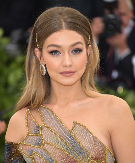 1. A Evolução de Gigi Hadid: De Modelo Mirim a Ícone da Moda
2. Família Hadid: A Dinastia que Conquistou o Mundo Fashion
3. Gigi Hadid e Seus Projetos Mais Marcantes Fora das Passarelas
4. O Estilo Inconfundível de Gigi Hadid: Tendências e Inspirações
5. Gigi Hadid: Os Bastidores de uma Carreira de Sucesso