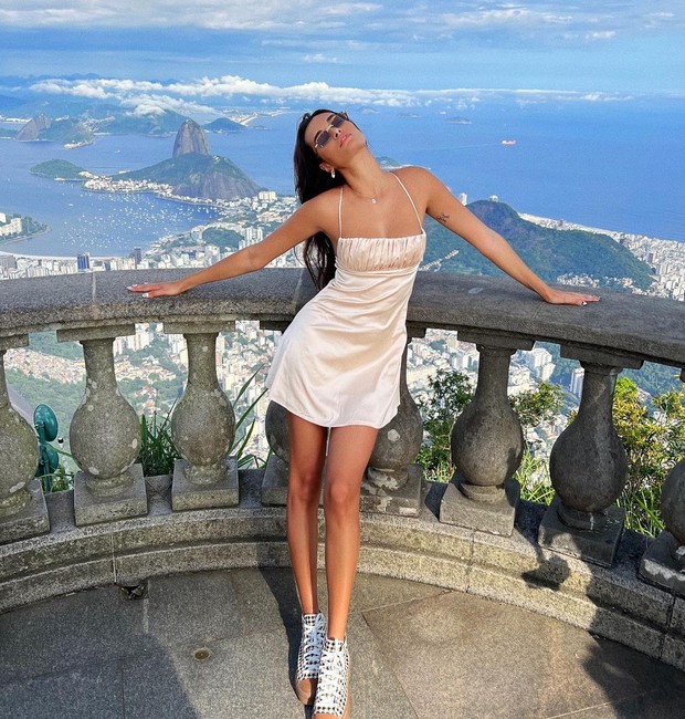5 ideias de títulos:
1. Gizele Oliveira: A Trajetória da Supermodelo Brasileira que Conquistou o Mundo
2. Desfiles Icônicos de Gizele Oliveira: Da Victoria's Secret às Grandes Semanas de Moda
3. O Poder de Gizele Oliveira nas Redes Sociais: Moda