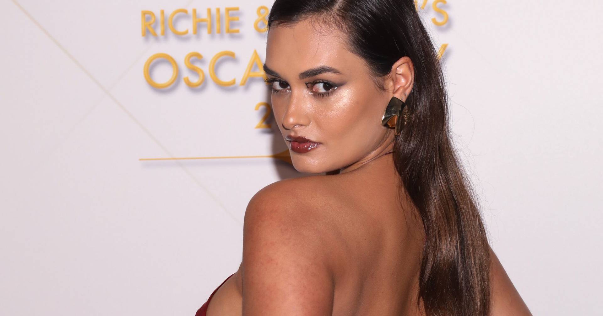 Lifestyle e Influência Digital
4. Gizele Oliveira: Análise do Mercado de Modelos e o Fenômeno 