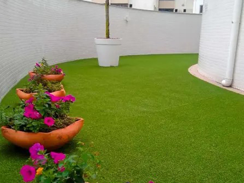 Grama Sintética 20mm vs 30mm: Qual a Melhor Escolha para Seu Jardim?