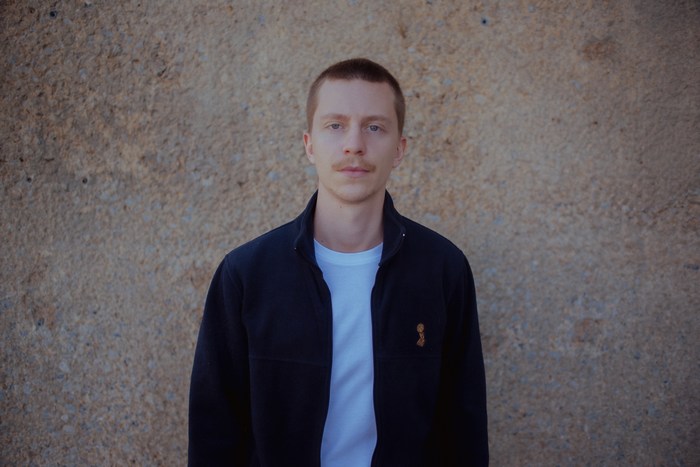 Barba e Cabelo: A Combinação Perfeita no Estilo Rock/Folk de Gustavo Bertoni