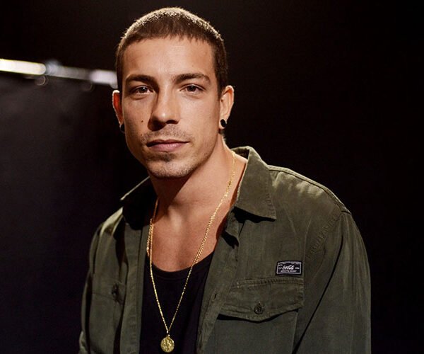 Corte Side Part Masculino: Inspiração em Gustavo Bertoni e Outros Artistas