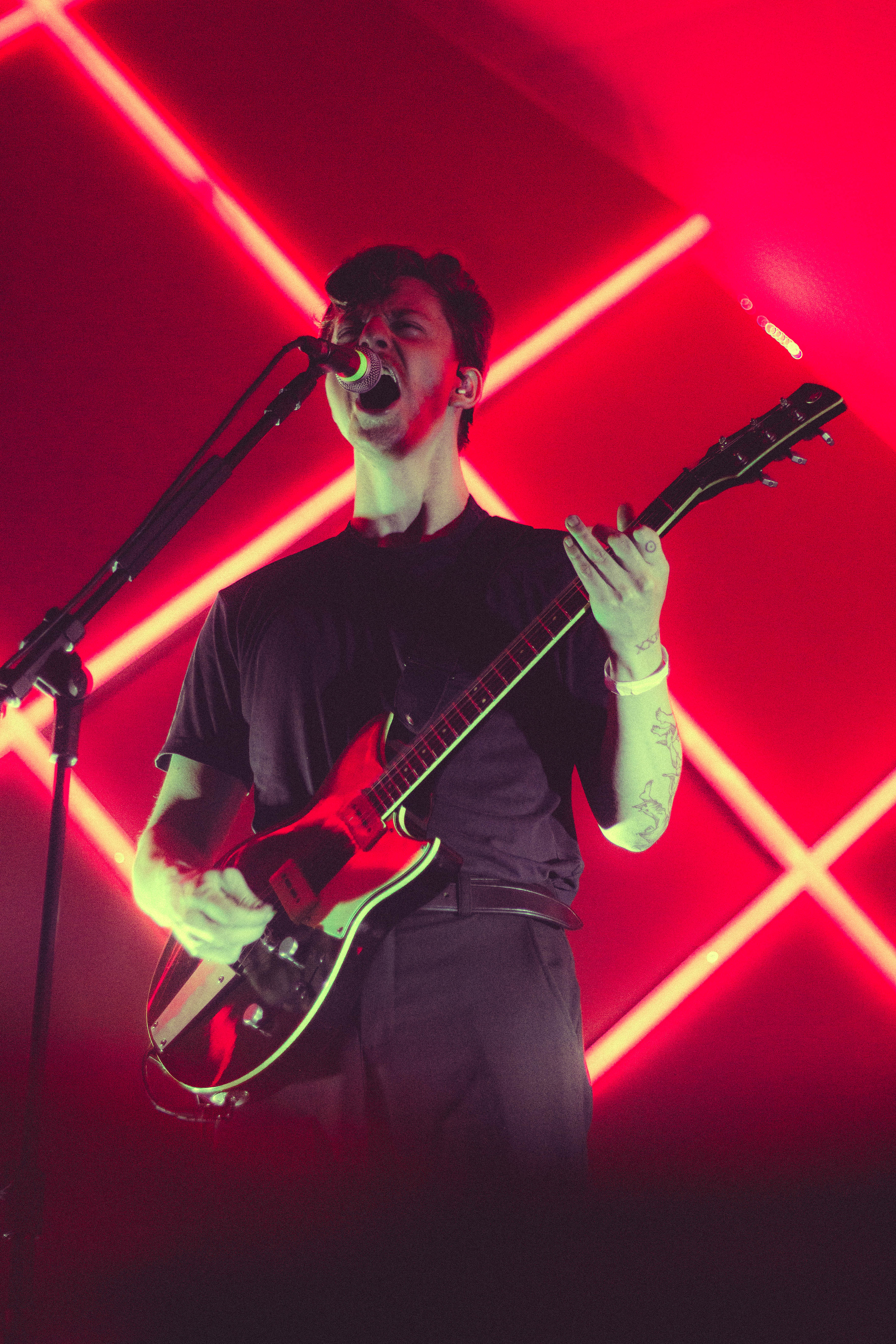 Barba e Cabelo: A Combinação Perfeita no Estilo Rock/Folk de Gustavo Bertoni