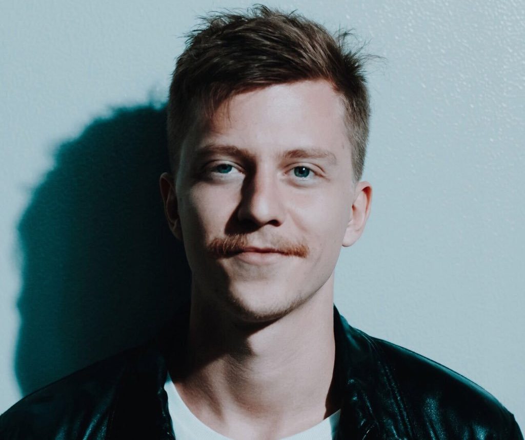 A Evolução do Visual de Gustavo Bertoni: Da Scalene aos Projetos Solo