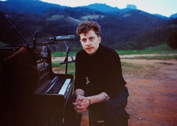 Corte Side Part Masculino: Inspiração em Gustavo Bertoni e Outros Artistas