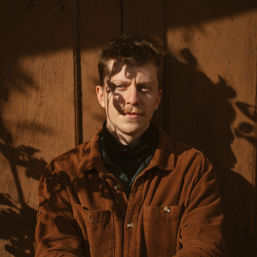 Barba e Cabelo: A Combinação Perfeita no Estilo Rock/Folk de Gustavo Bertoni