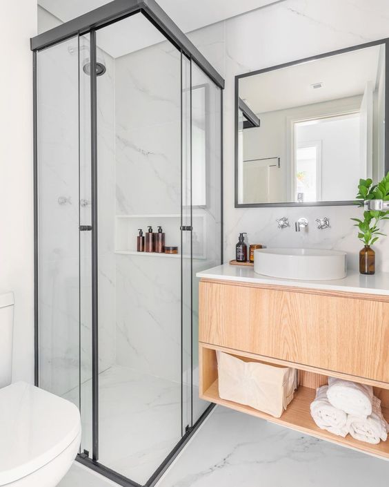 Guia Completo: Como Escolher Cores e Iluminação para um Hall de Banheiro Pequeno; Mobiliário Inteligente: Otimizando o Espaço em Lavabos e Halls Compactos; O Poder dos Espelhos: Dicas para Ampliar Visualmente seu Hall de Banheiro; Decoração Minimalista: Plantas e Detalhes Essenciais para Halls de Banheiro Pequenos; Portas de Correr e Sanfonadas: A Solução Ideal para Banheiros com Pouco Espaço