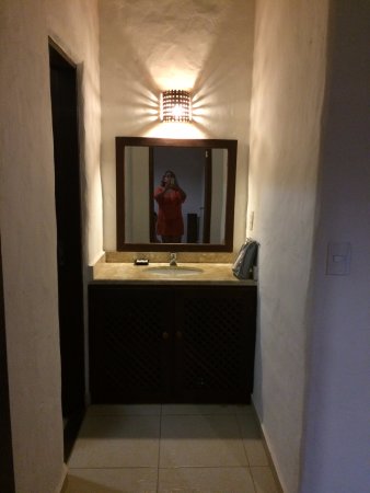 Guia Completo: Como Escolher Cores e Iluminação para um Hall de Banheiro Pequeno; Mobiliário Inteligente: Otimizando o Espaço em Lavabos e Halls Compactos; O Poder dos Espelhos: Dicas para Ampliar Visualmente seu Hall de Banheiro; Decoração Minimalista: Plantas e Detalhes Essenciais para Halls de Banheiro Pequenos; Portas de Correr e Sanfonadas: A Solução Ideal para Banheiros com Pouco Espaço