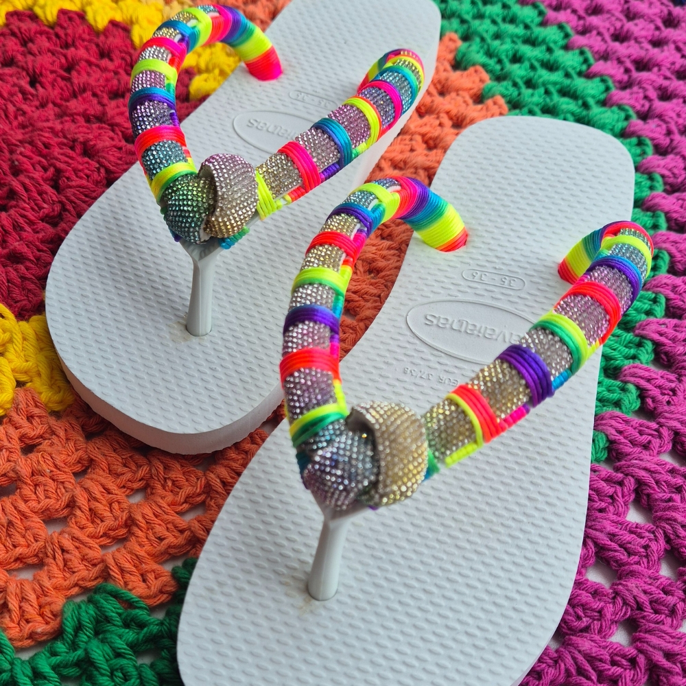 chinelos Havaianas com acabamento metalizado