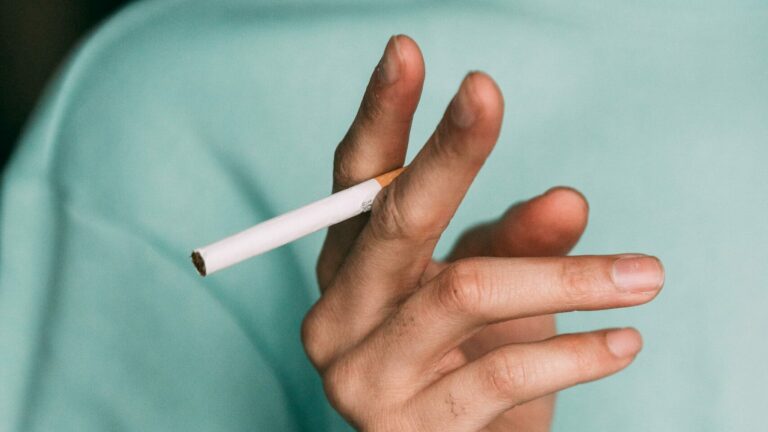 5 ideias de títulos:
1. Hipnose para Parar de Fumar: Como Funciona e Quais os Benefícios?
2. Guia Completo: Técnicas de Hipnose para Vencer o Tabagismo
3. A Ciência por Trás da Hipnose no Combate ao Vício em Cigarro
4. Auto-Hipnose: A Ferramenta Poderosa para Deixar de Fumar
5. Hipnose e TCC: A Combinação Perfeita para Parar de Fumar