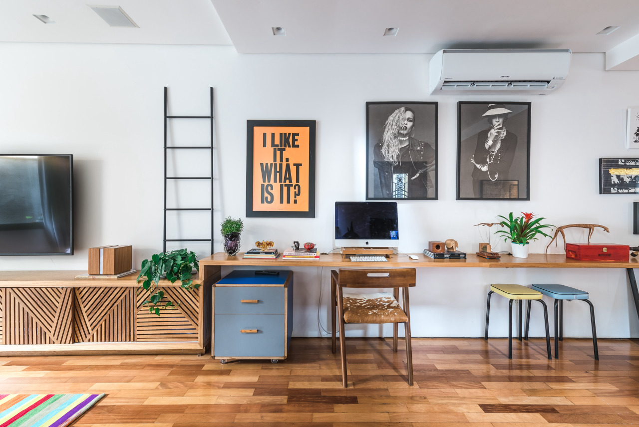 home office na sala com sofá