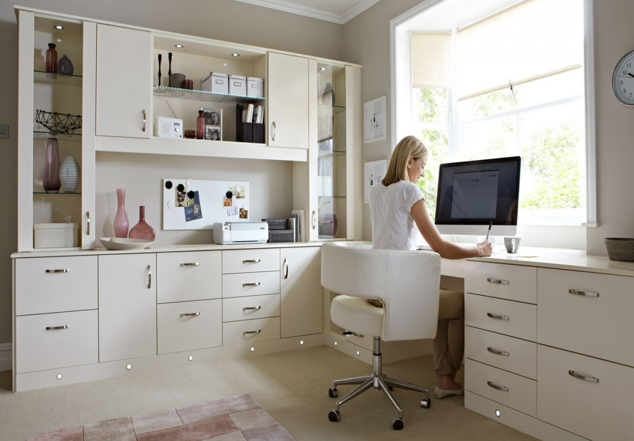 Soluções criativas para esconder fios em home office planejado