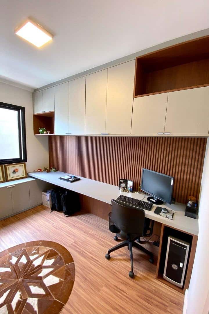 Soluções criativas para esconder fios em home office planejado