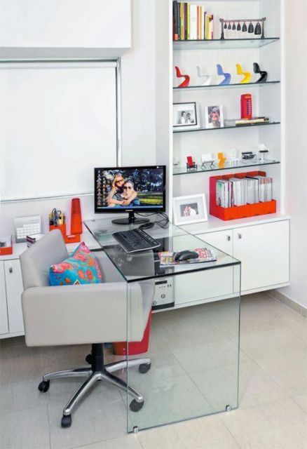 erros comuns decoracao prateleira vidro escritorio