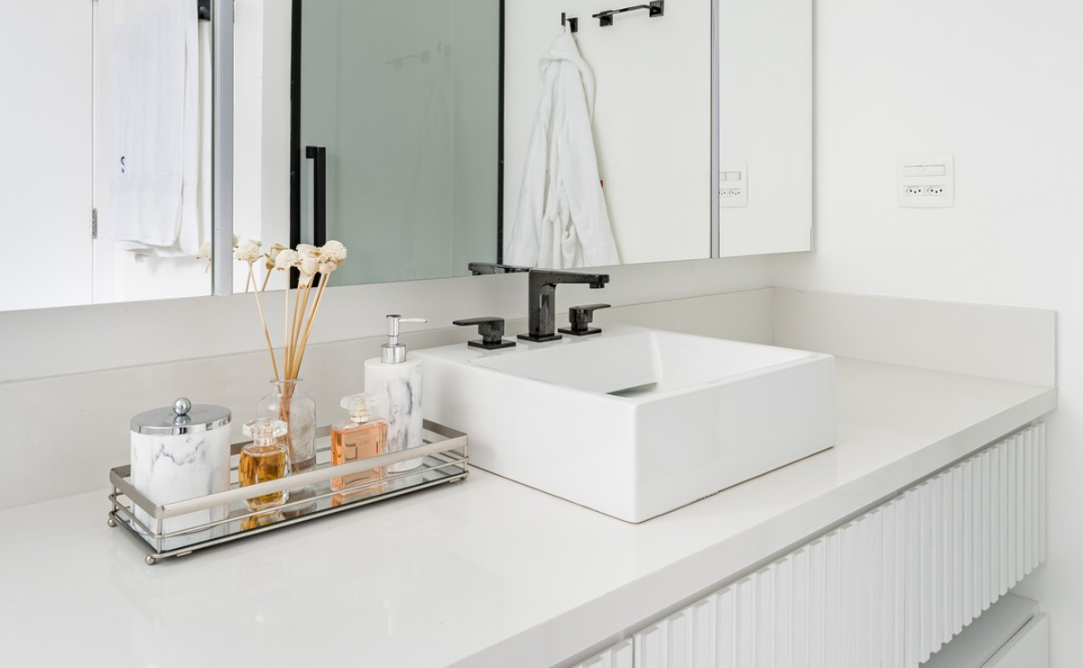 bancada de porcelanato vs granito para banheiro