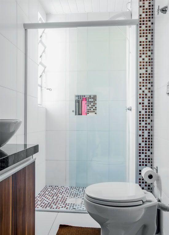 organizar banheiro pequeno e estreito