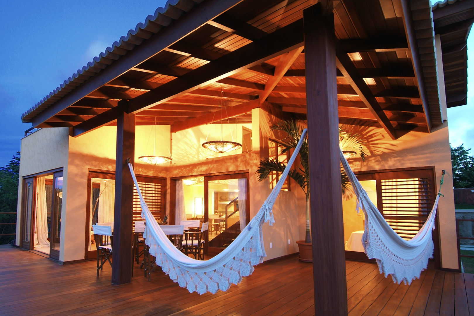 Deck de madeira para jardim de inverno