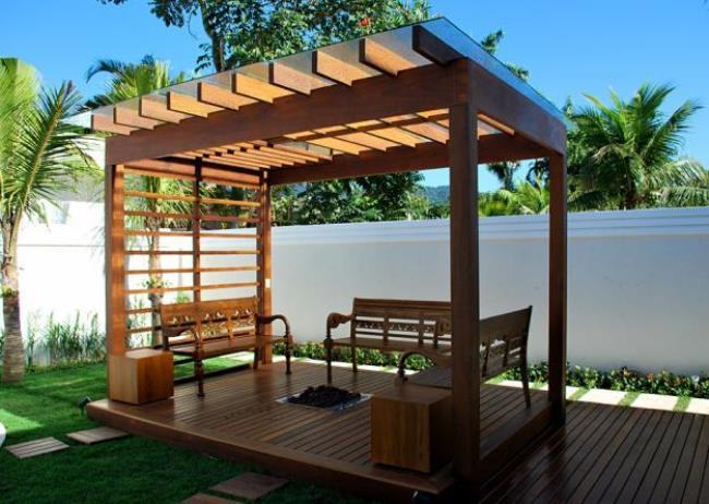 Deck de madeira para área de churrasqueira