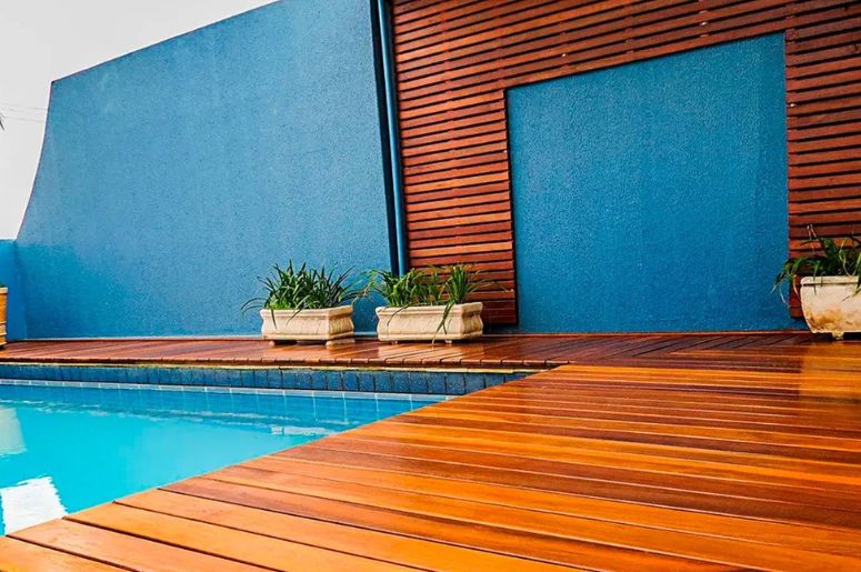 Deck de madeira para cobertura de prédio