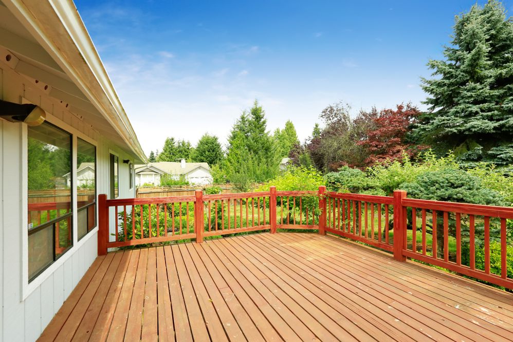 Deck de madeira com pergolado integrado