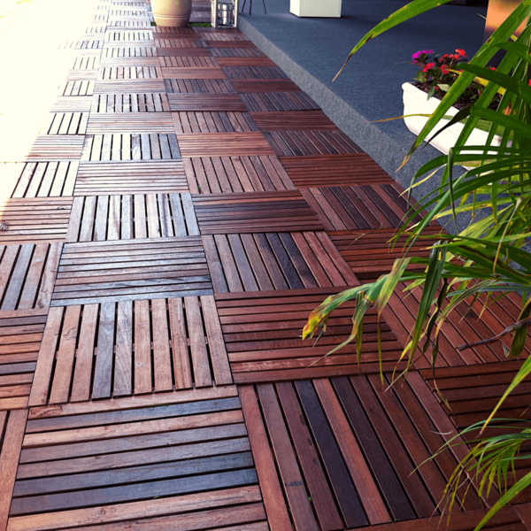 Deck de madeira com iluminação embutida
