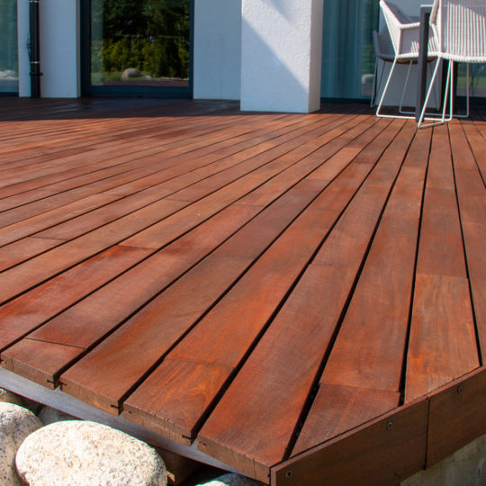Deck de madeira com diferentes formatos (curvo, retangular)