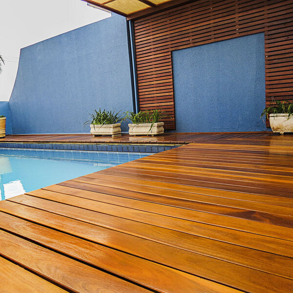 Deck de madeira com diferentes tipos de piso (liso, com ranhuras)