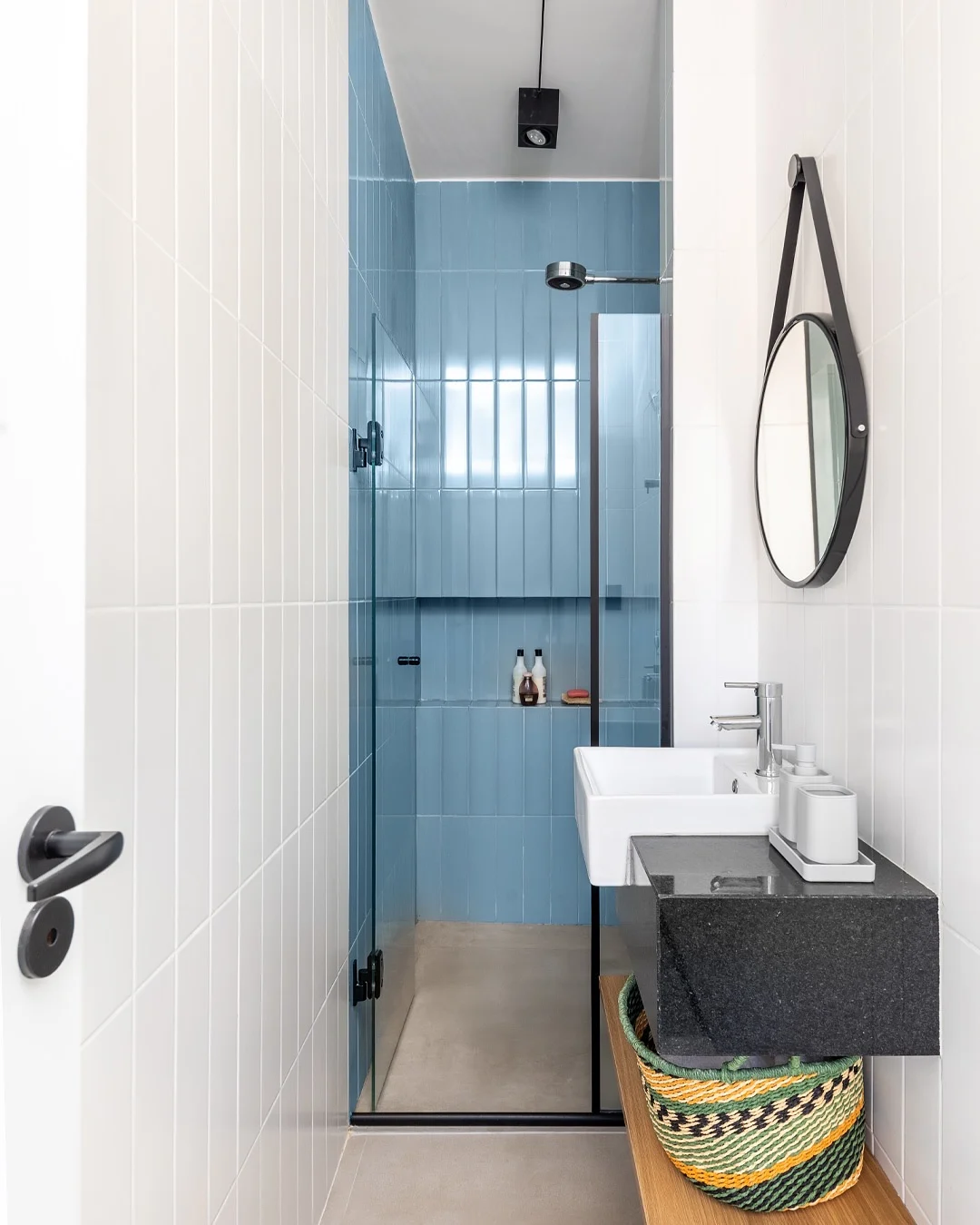 Nicho de Porcelanato vs. Pedra Natural: Qual o Melhor para Seu Banheiro?