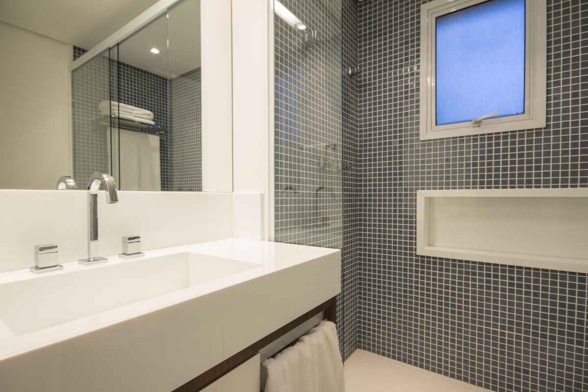 nicho de porcelanato em box vibrante