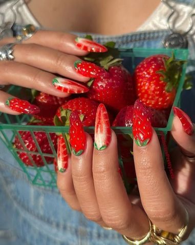 Unhas Vermelhas e Douradas: Elegância e Brilho para Suas Mãos