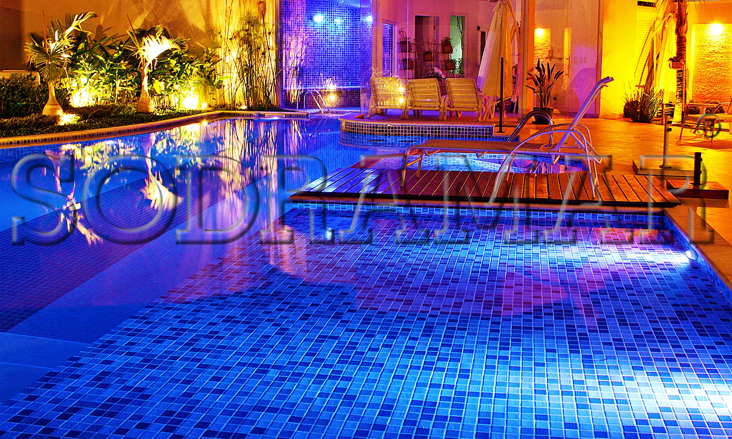 LED RGB vs. Monocromático: Qual a Melhor Escolha para Sua Piscina?