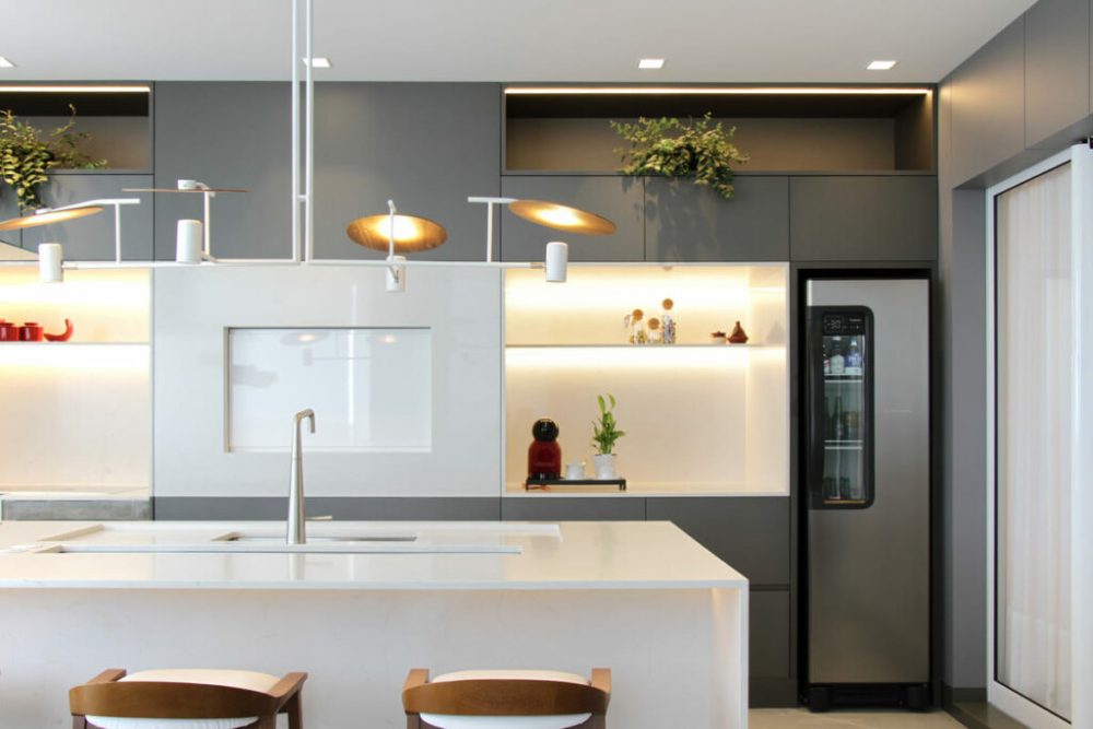 pendente linear vs spots para ilha de cozinha